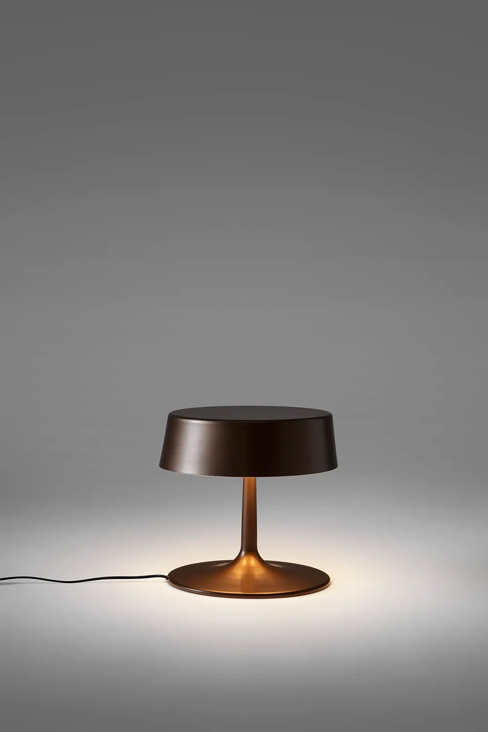 Penta China Medium lampada tavolo bronzo opaco dimmerabile