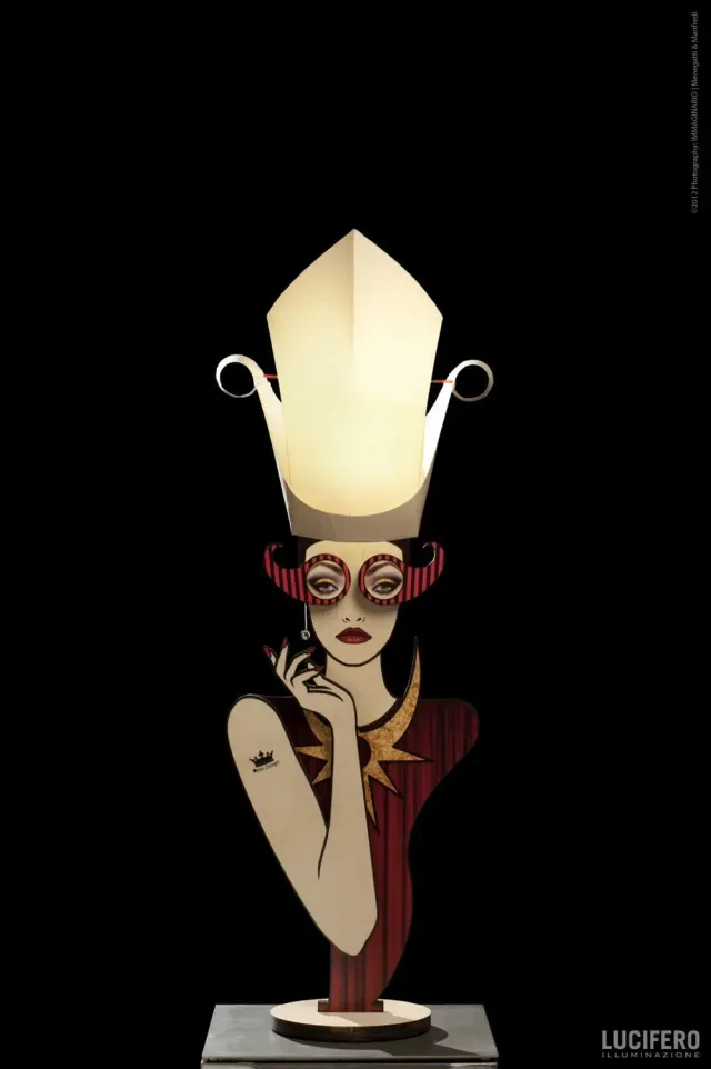 Lucifero Upset Perla lampada da tavolo legno beige