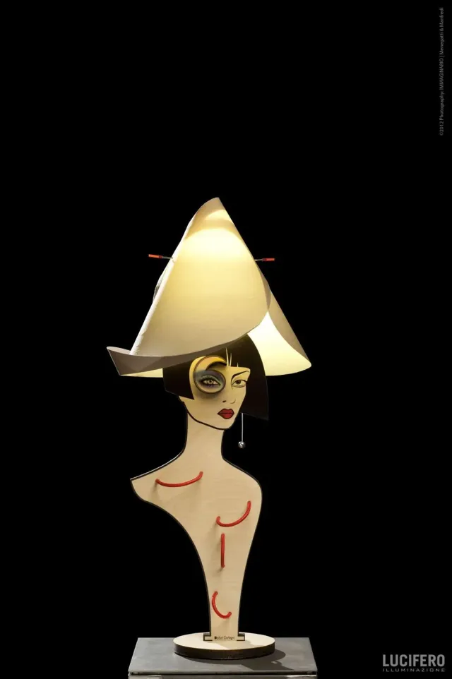 Lucifero Upset Dania lampada da tavolo legno beige